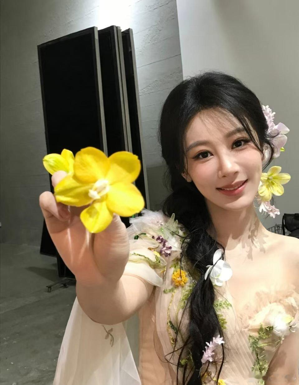 杨紫 yz杨紫 山是故人眸，柳是纤纤手，遇你之后步步都难走