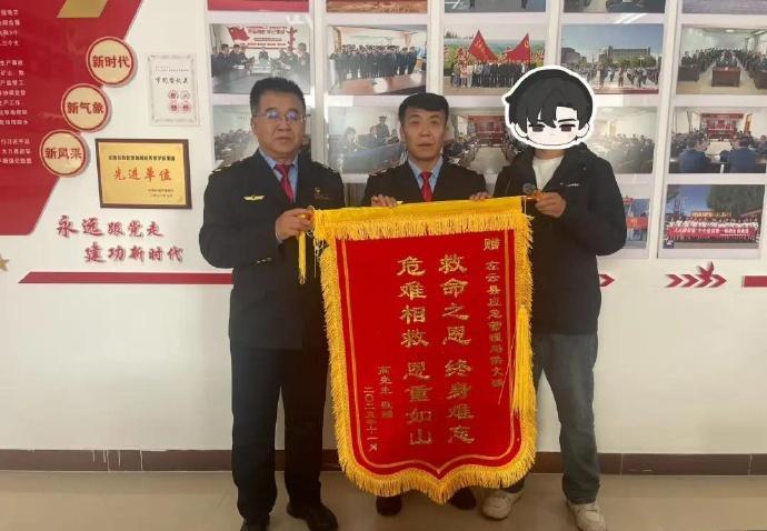 【大同退役军人勇救落水女孩 】晋善晋美日前，一女孩在御河南环桥段不慎落水，危急时