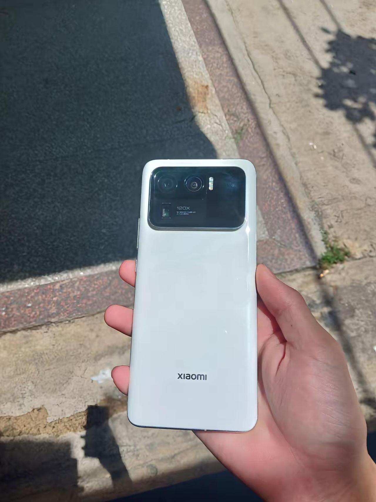 小米 11 Ultra.生于堆料之巅，卒于火龙之劫。曾是安卓之光，终成一代意难平