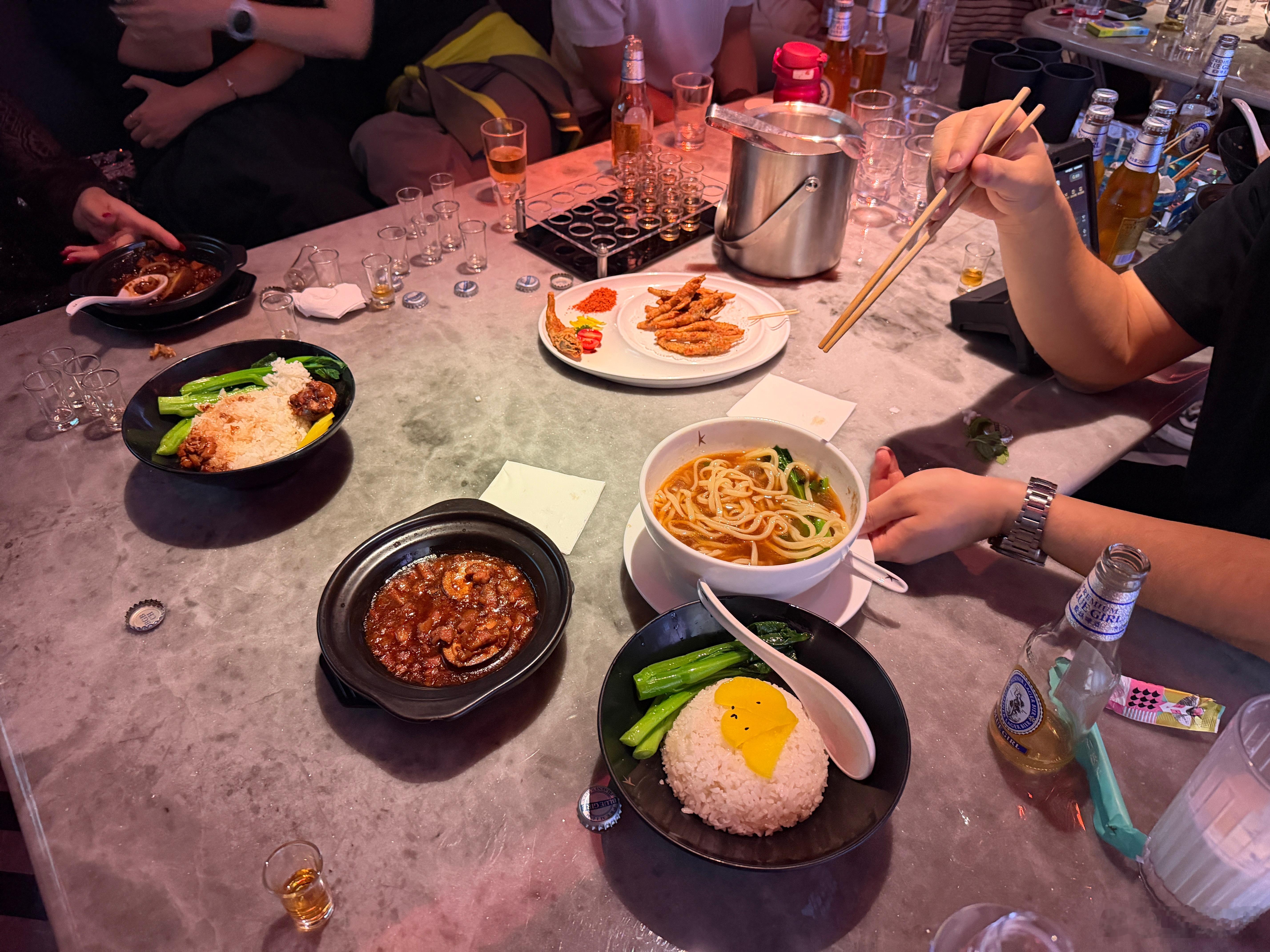 ktv的卤肉饭和牛肉面怎么那么香？香味直冲天灵盖，不像一个娱乐场所提供的食物！但