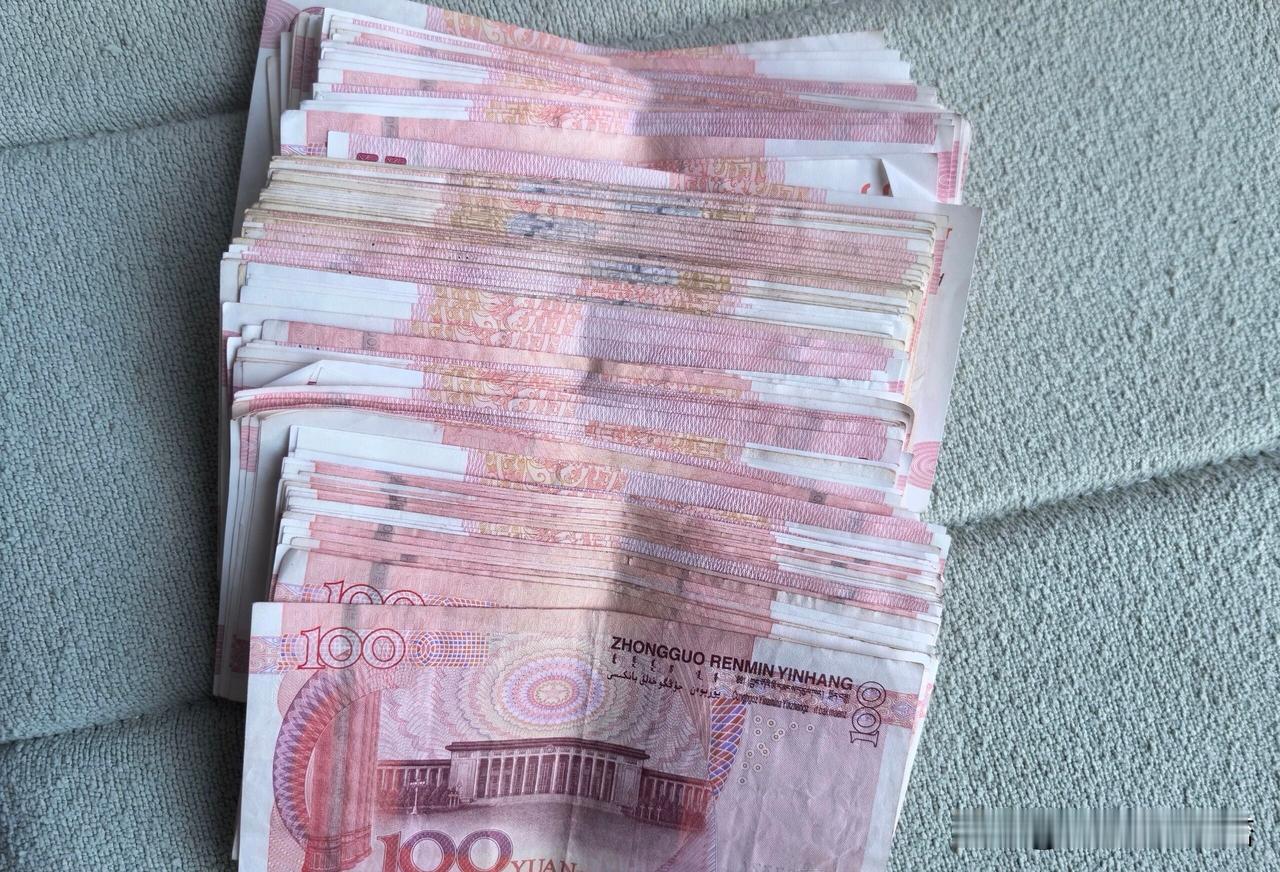 你有没有注意到一个耐人寻味的现象：子女向父母要钱时，大多理直气壮、毫不遮掩，好像