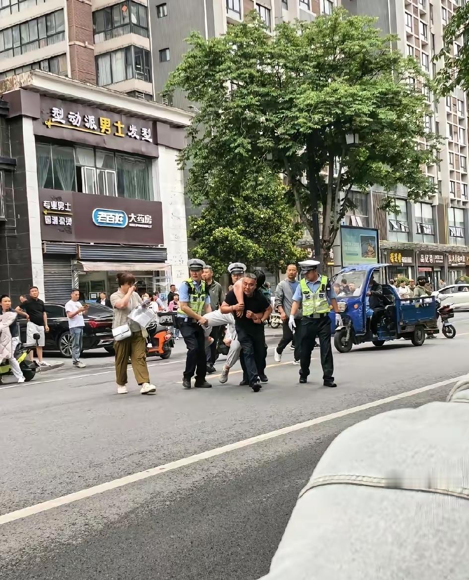 马上高考了，竟然腿软走不了路了，一问才知道，原来这是太紧张缘故。
做爸爸的，为了