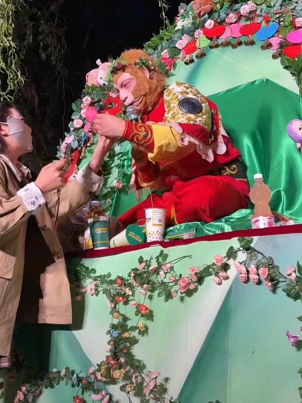 9月14日，雪饼猴王铁柱紧急下播，因为口罩女的一句话，连续封了好几个直播。雪饼猴