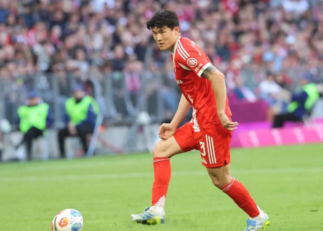 德国天空体育消息，金玟哉目前无意在今夏离开拜仁，这名后卫依然全身心专注于为拜仁效