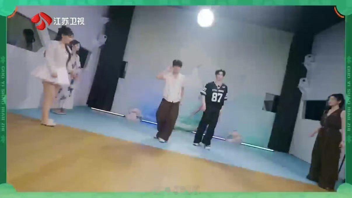 夏之光高卿尘团播初体验国医少年志夏之光和高卿尘首次体验团播，本来只是围观，结果临