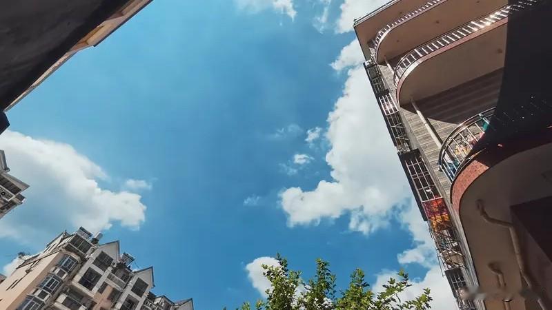 “大”字加一笔，能想到的字还真不少。我首先想到“天”，感觉人在天地间，特别大气。