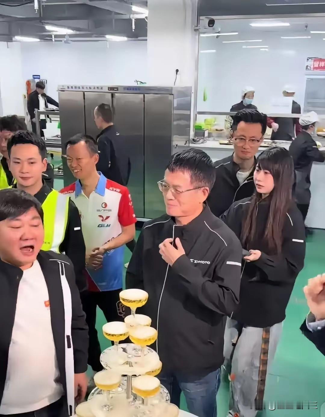 张雪机车庆功宴，才是做事人的格局
 
说实话，看完张雪机车的庆功宴，投资人悬着的