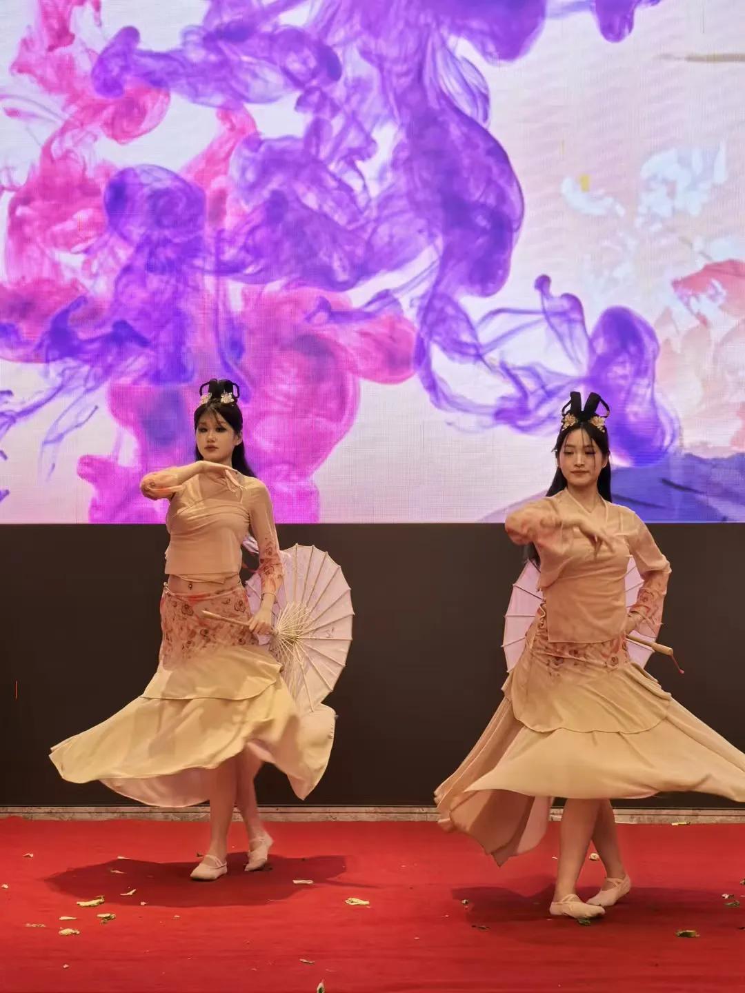 [送自己一朵花][比心][玫瑰]
下联:青春常在。