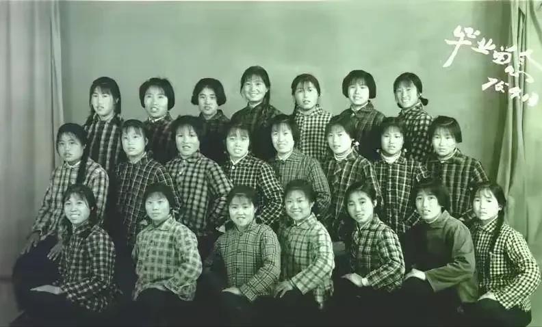 友友们说说，这是假的照片吗？这张老照片我都放置40多年了，还有人说是假的，都啥眼