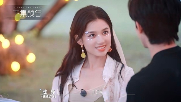 他是不是贴纸故意贴在了她的鼻梁痣上 