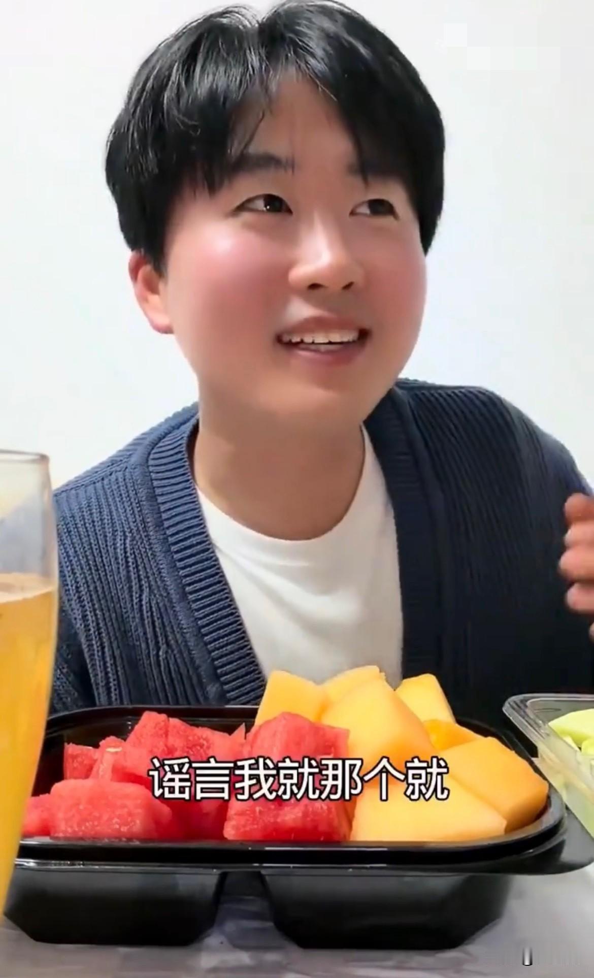 【韩国小哥辟谣，普通韩国人还是经常吃西瓜和肉类的】
一名在中国居住的韩国小哥发布