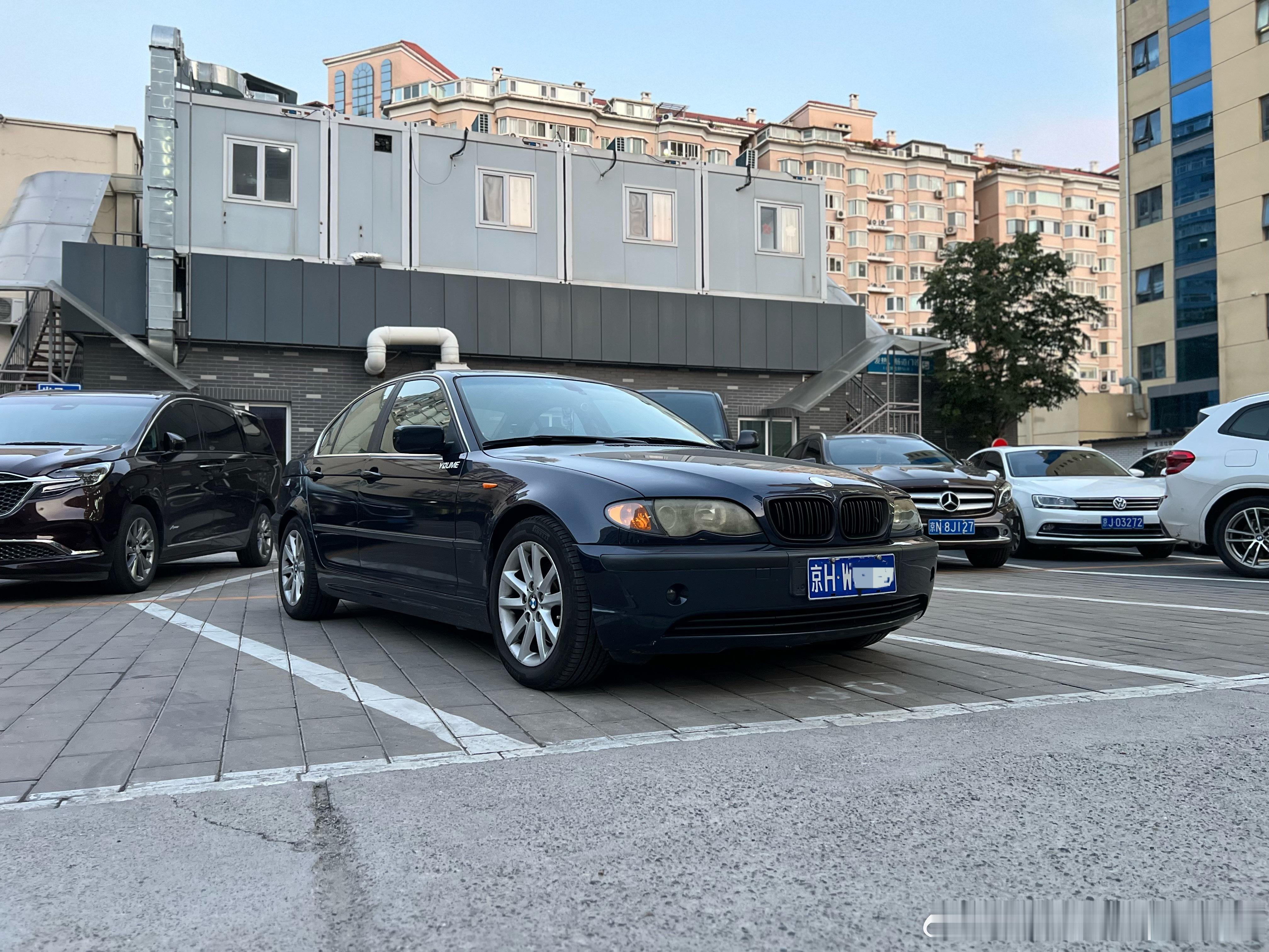 虽然我心中最漂亮的宝马3系是E90，但每次看见保养好，老号儿的E46都要驻足欣赏