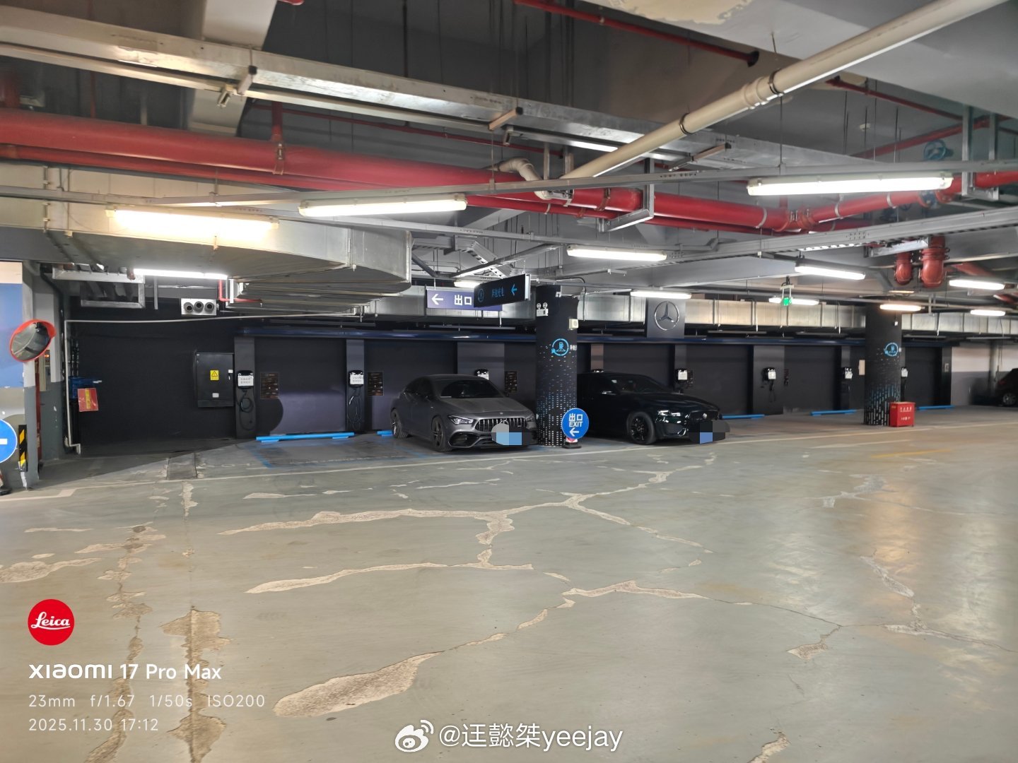 今天演唱会，梅奔中心停车场门口居然不怎么堵车，还可以。奔驰logo下边还以为停车