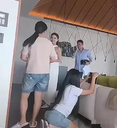 全网都在吐槽小玥儿的身材、体型，可是她才11岁啊，还是个小孩子，胖一点怎么了？