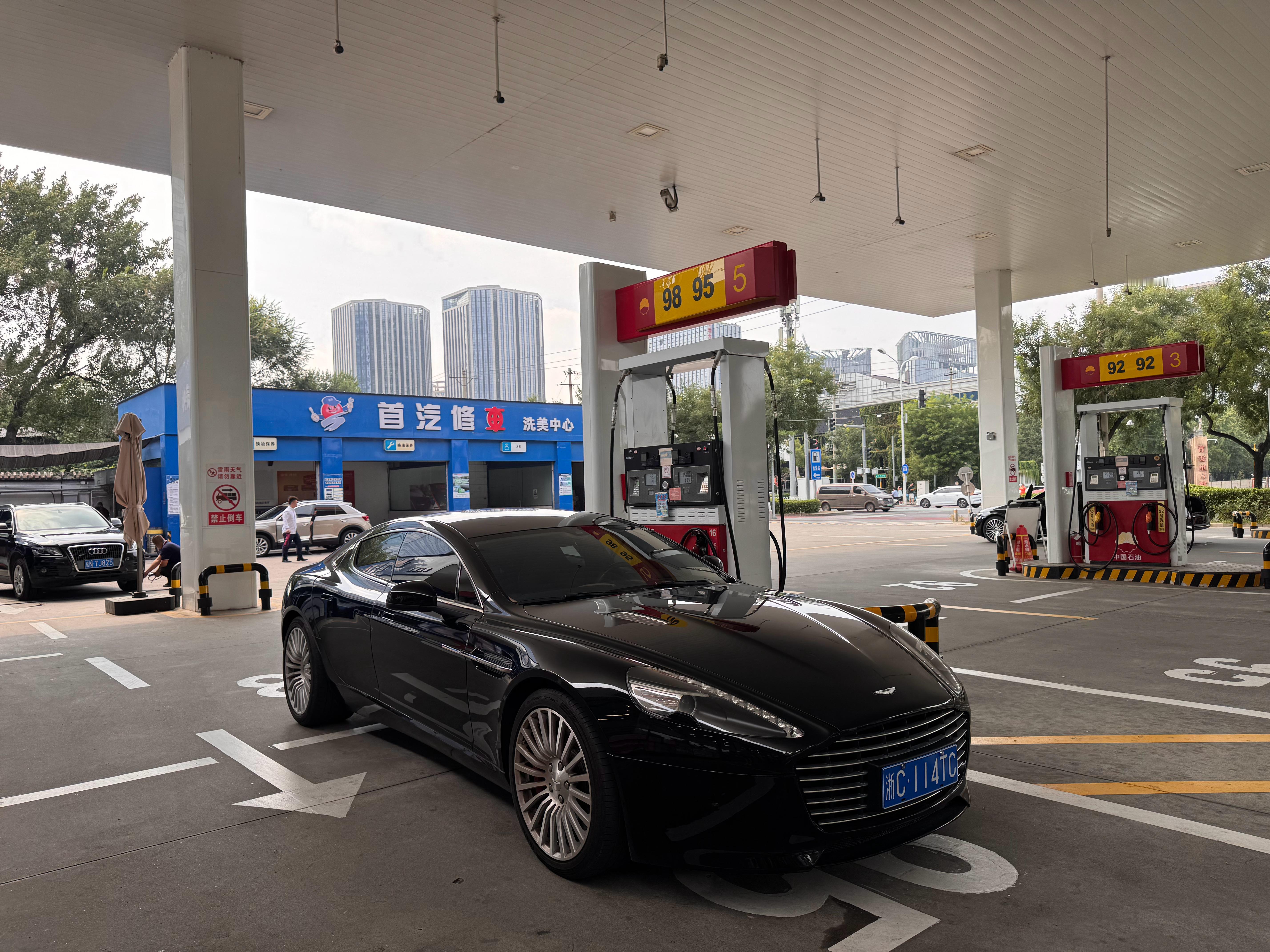 给Rapide洗干净了，也喝上98汽油了，现在准备验车，11年的老车能否一把过？