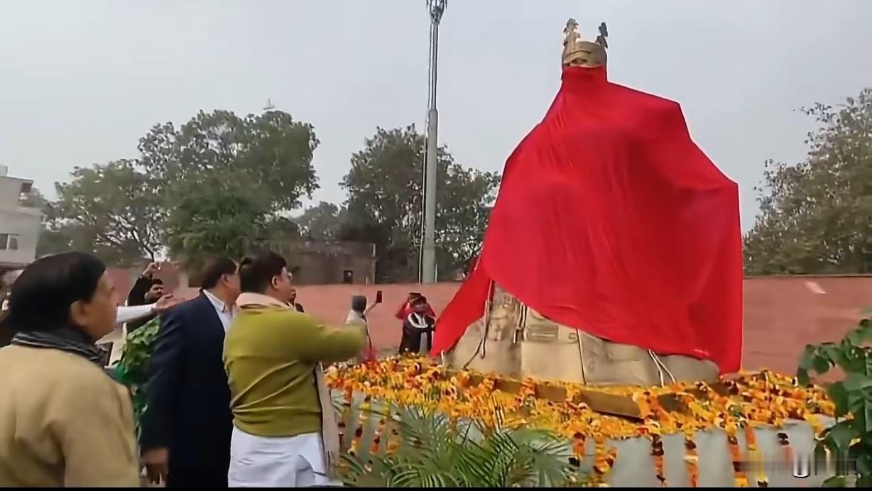 近日，印韩文化交流项目“印度许黄玉铜像”在印度北方邦阿逾陀揭幕。
东汉初年，生于