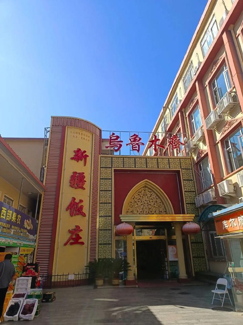 北京胡同烟火气藏不住了来北京要想吃的好，除了吃烤鸭，喝豆汁（bushi）……其实