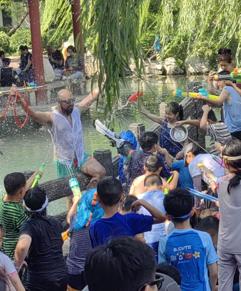 济南五龙潭的大胡子叔叔和孩子们打水仗，本身是件开心的好事。。孩子们有个快乐的童年