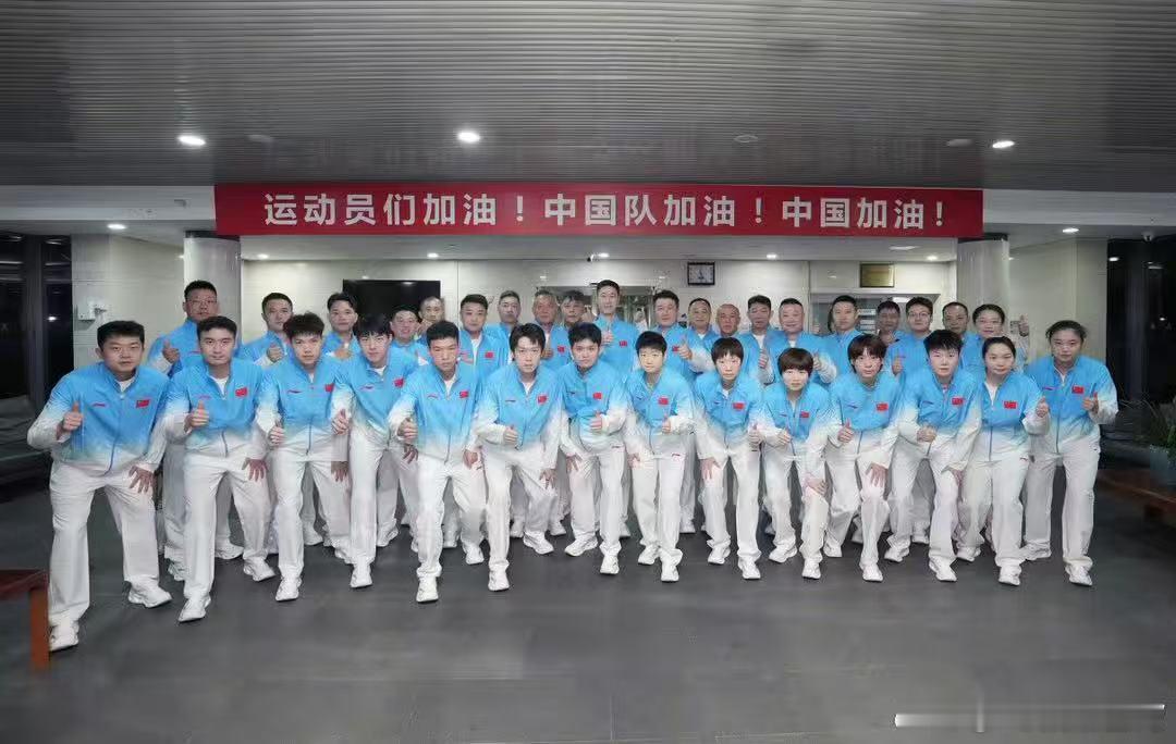 马龙送国乒出征名古屋亚运会中国代表团出征名古屋亚运会天刚蒙蒙亮的候机场地，老大哥