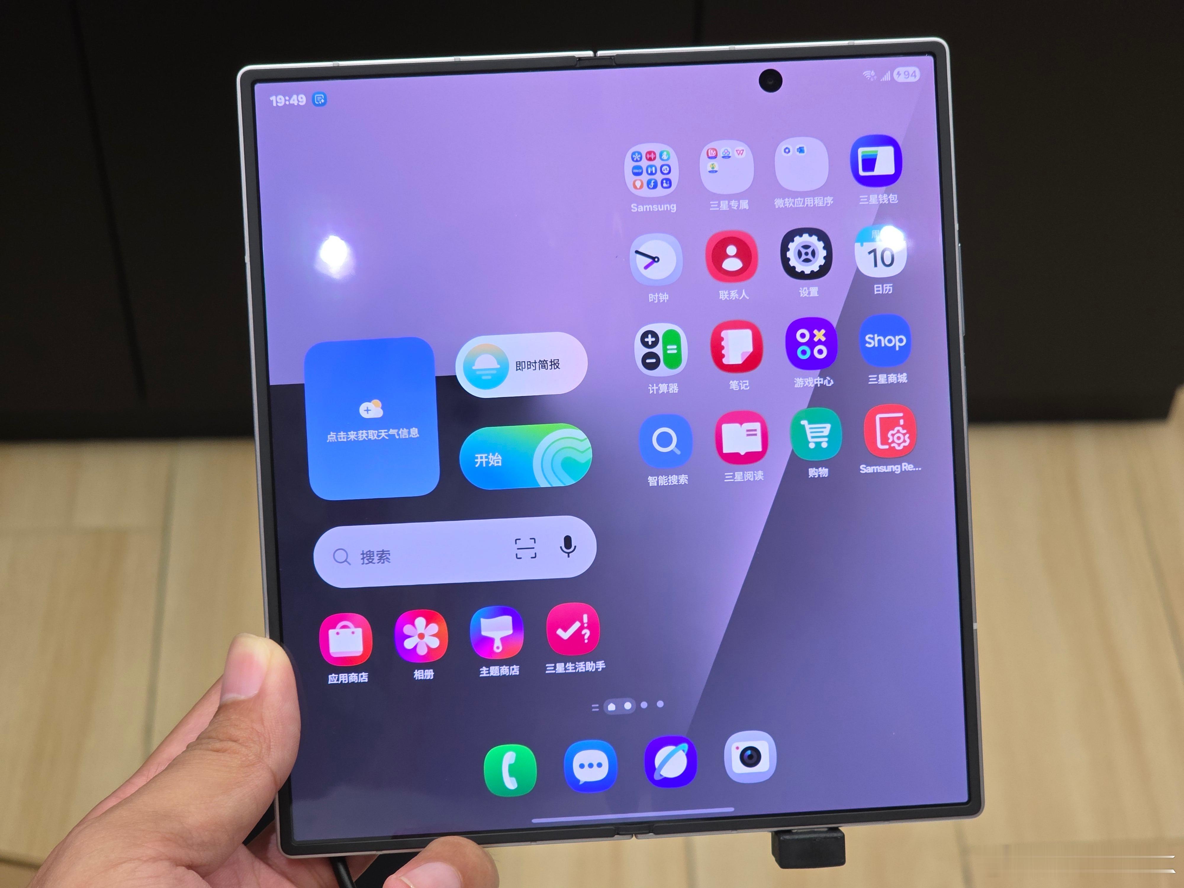特地过来三星专卖店体验下Galaxy Fold 7，上手第一感觉就是轻薄，非常轻
