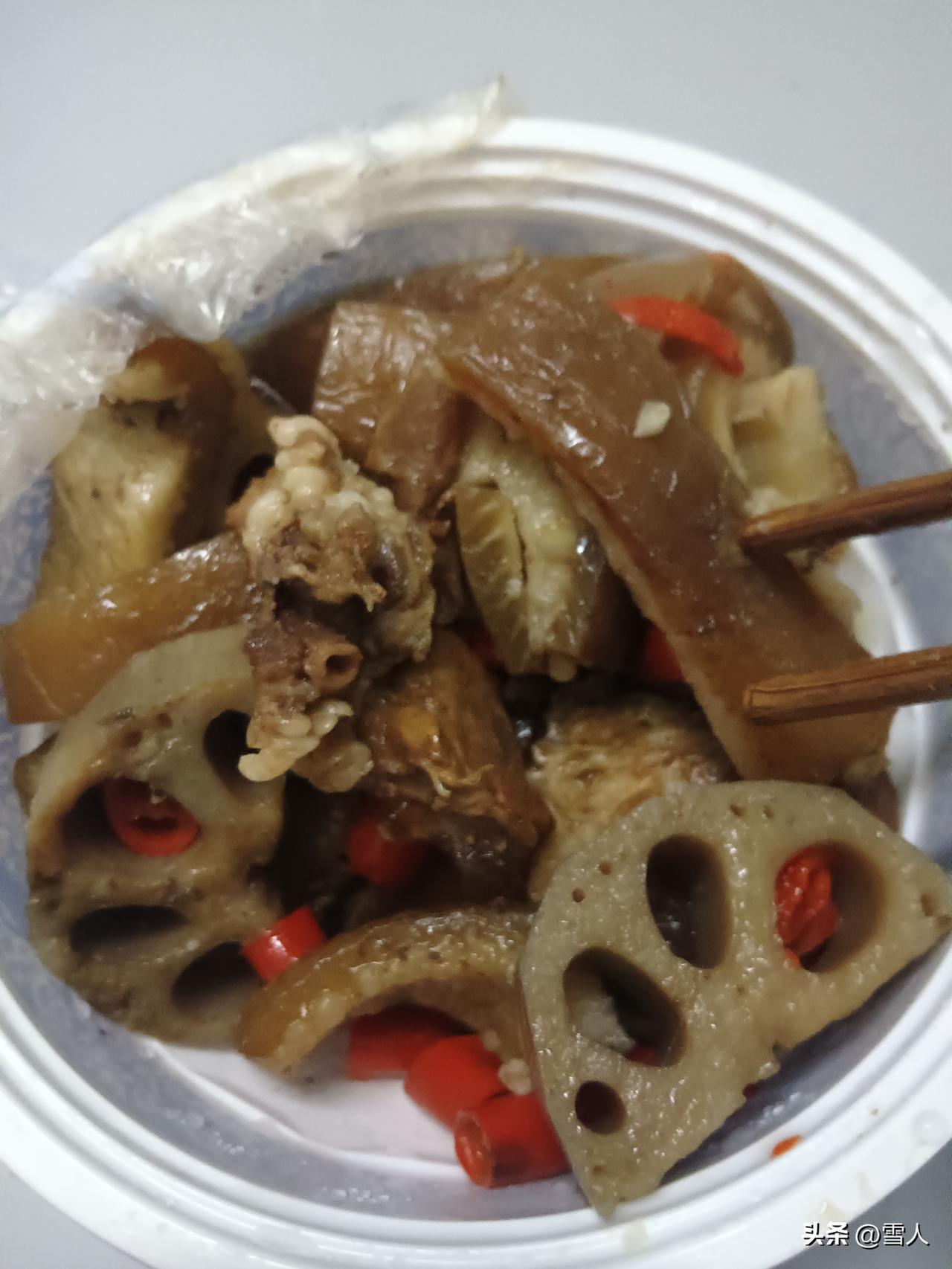 春日里在家做一道永州家常莲藕猪皮冻，最是清爽解腻。先将猪皮仔细刮净油脂，焯水去味