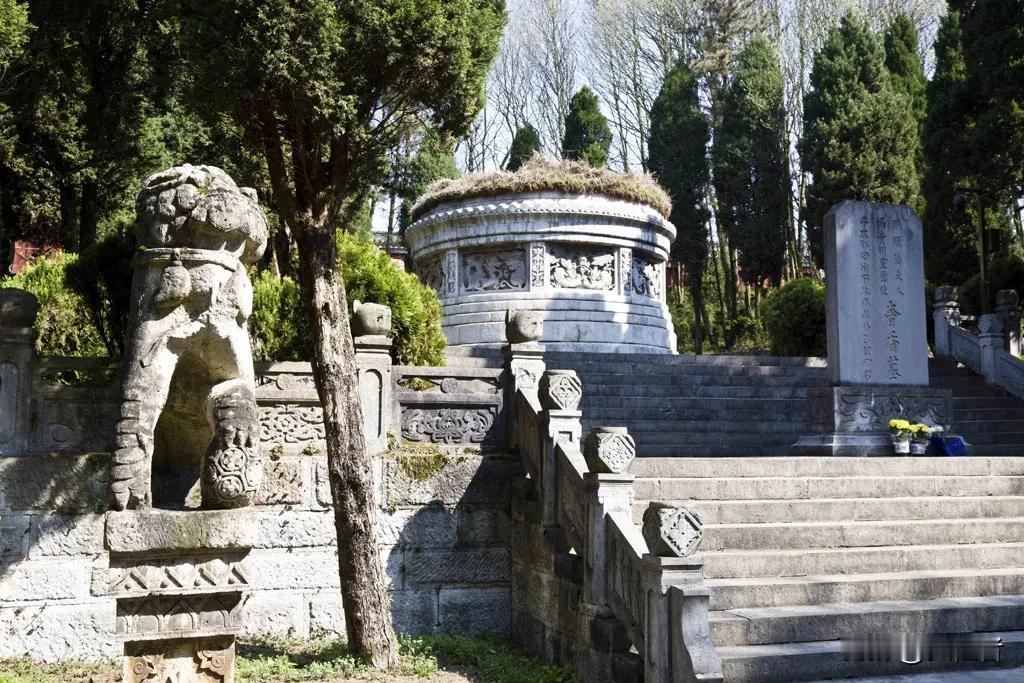 为维护民族团结和国家统一建立了丰功伟绩的巾帼英雄陵园，奢香墓。奢香夫人（1358
