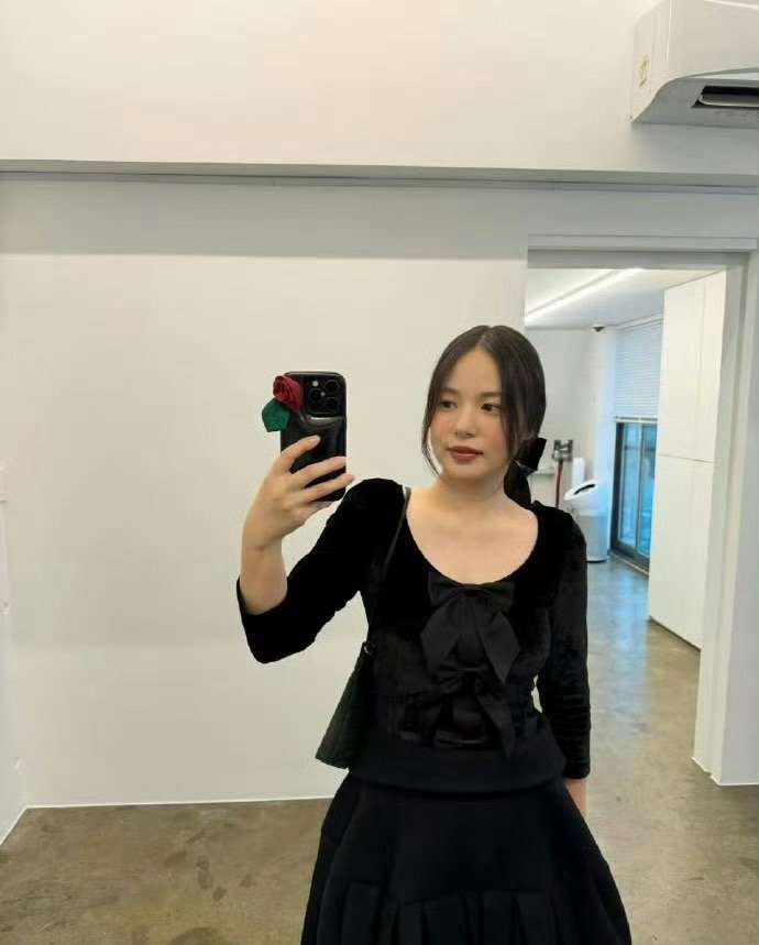 闵孝琳更新对镜自拍 闵孝琳ins晒出对镜自拍，配文求支持妈妈身份，还提醒大家天冷