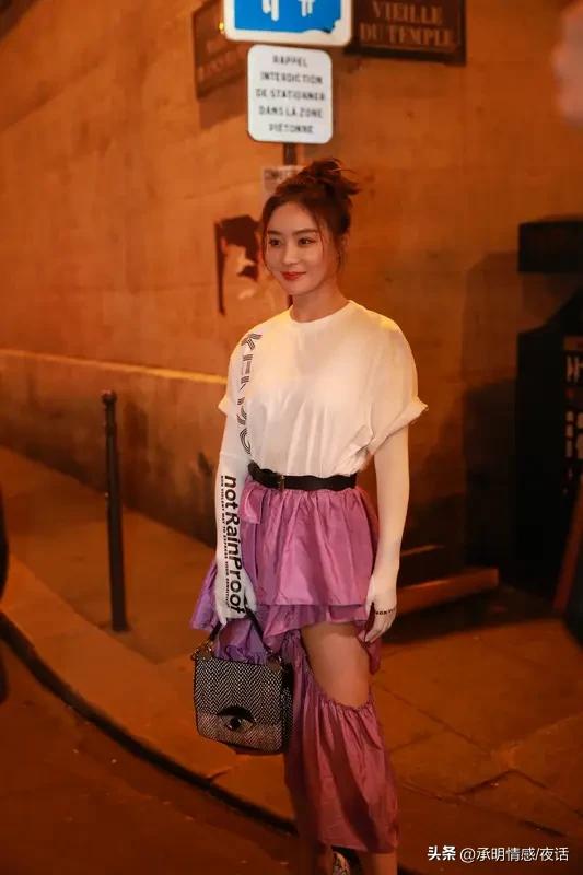 家人们！快瞧袁姗姗在巴黎搞的大动静，她居然在埃菲尔铁塔下开吃襄阳牛肉面啦！
袁姗