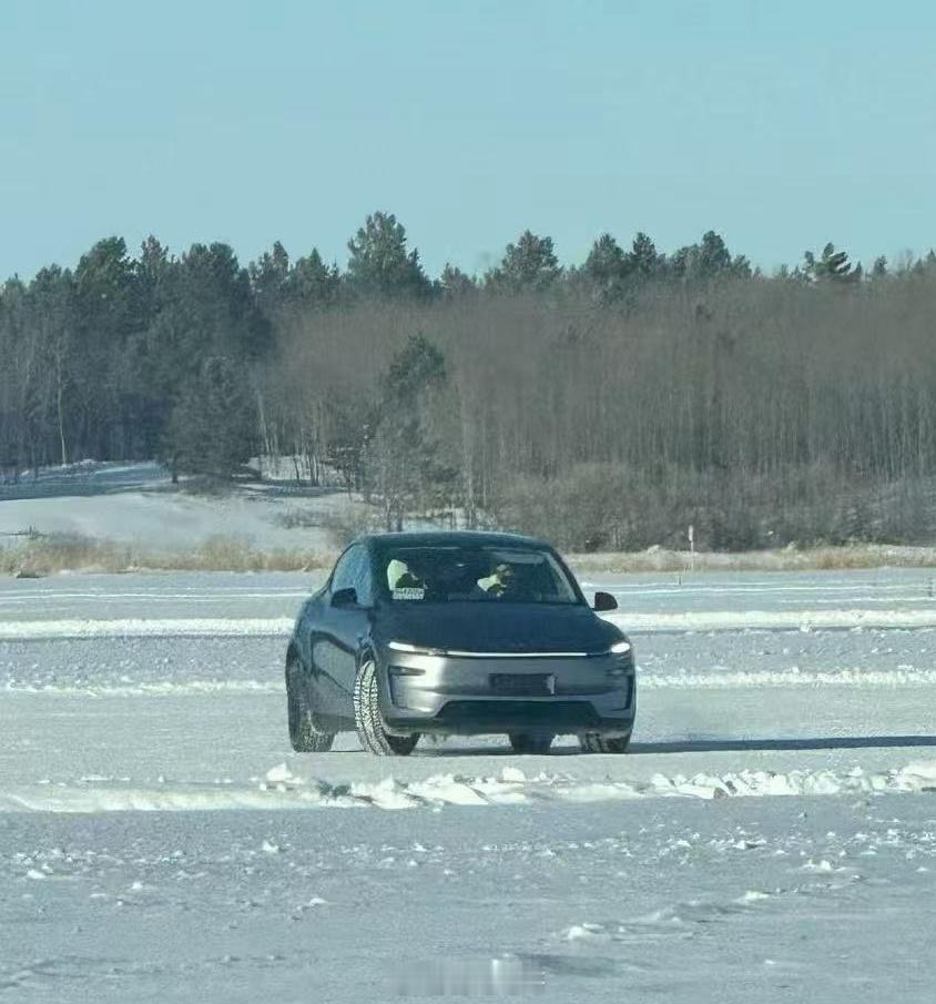 特斯拉新 Model Y ？看样子正在进行冬测不会是这一期工信部就要上新，不藏了