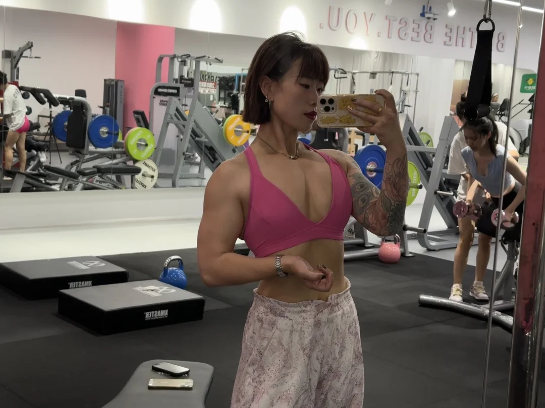 一个爱练胸的女人