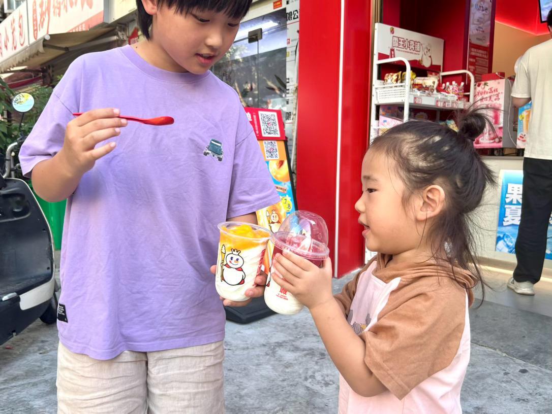 记录📝柚子哥哥暑假第45天plog～先去一人买了一个冰激凌🍨就去环湖公路了接