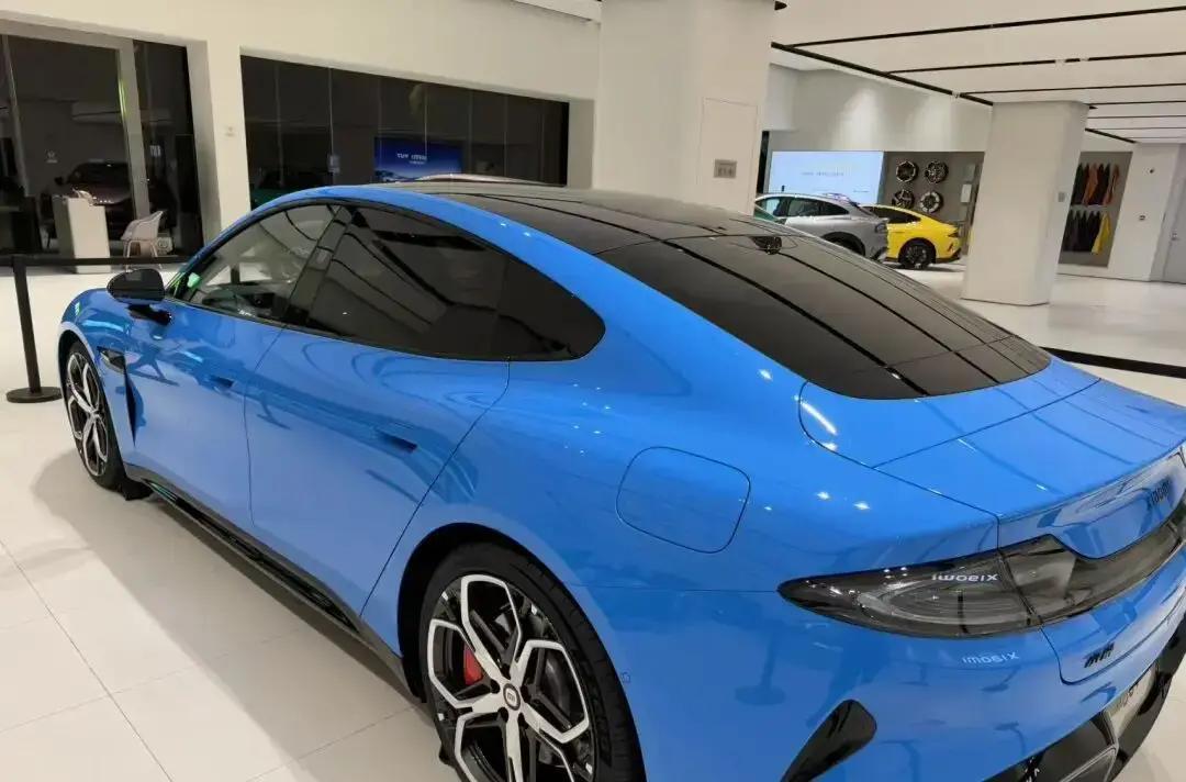 3月4日，北京小米汽车门店，新一代SU7实车突然到货，Max版展车直接亮相，瞬间