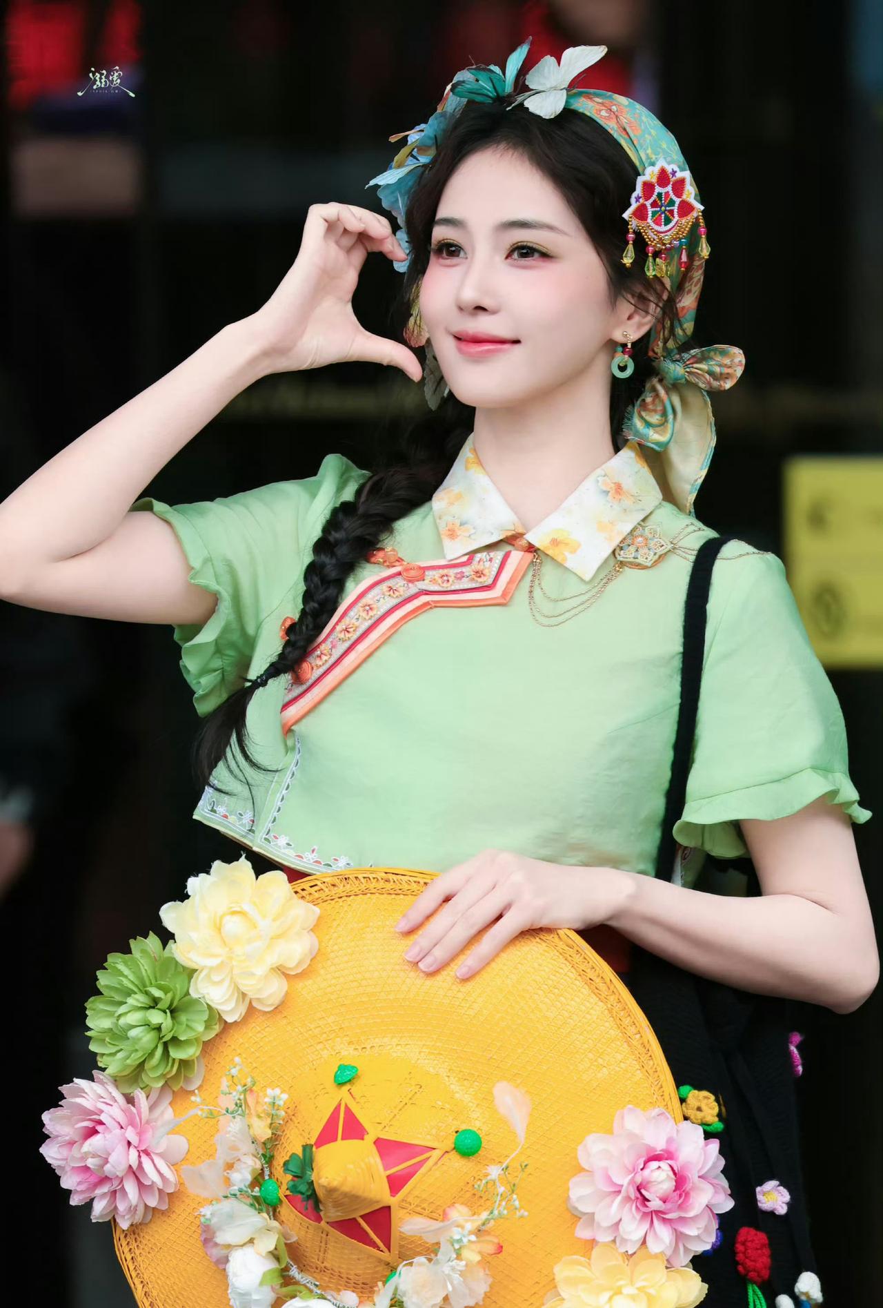 白鹿超话🍍白鹿经典露齿笑🍍白鹿莫离🍍 白鹿叶璃 🍍

  今天的天空是手