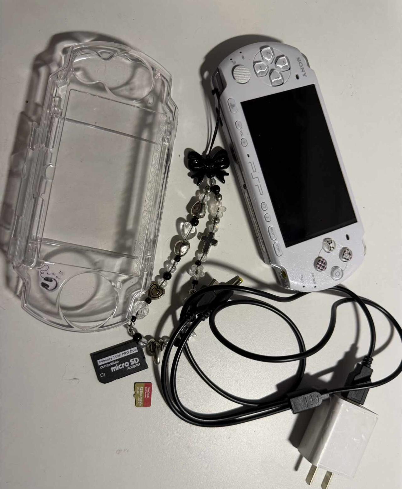 开除一个PSP3000
是128g超大内存psp3000游戏机
有色彩空间，按键