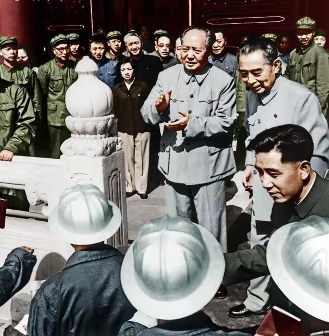 “石油工人一声吼，地球也要抖三抖。”那年国庆，毛主席特别邀请大庆油田某石油钻井队