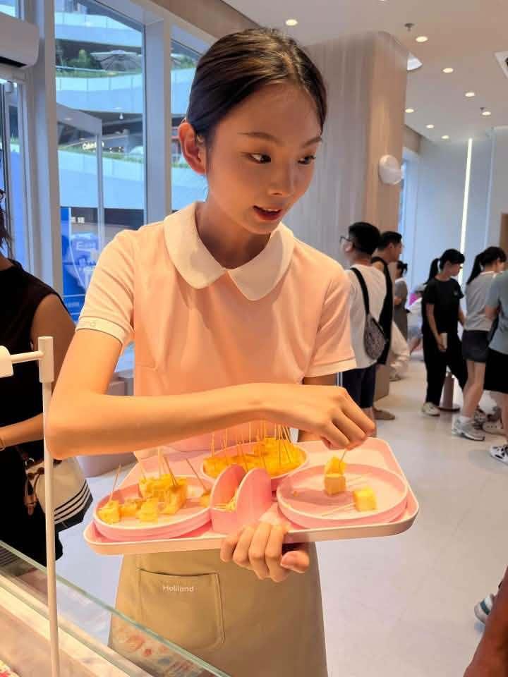 香港网友感叹：去深圳买个面包，都让人觉得格外惬意。那里的店员，个个不是美女就是帅