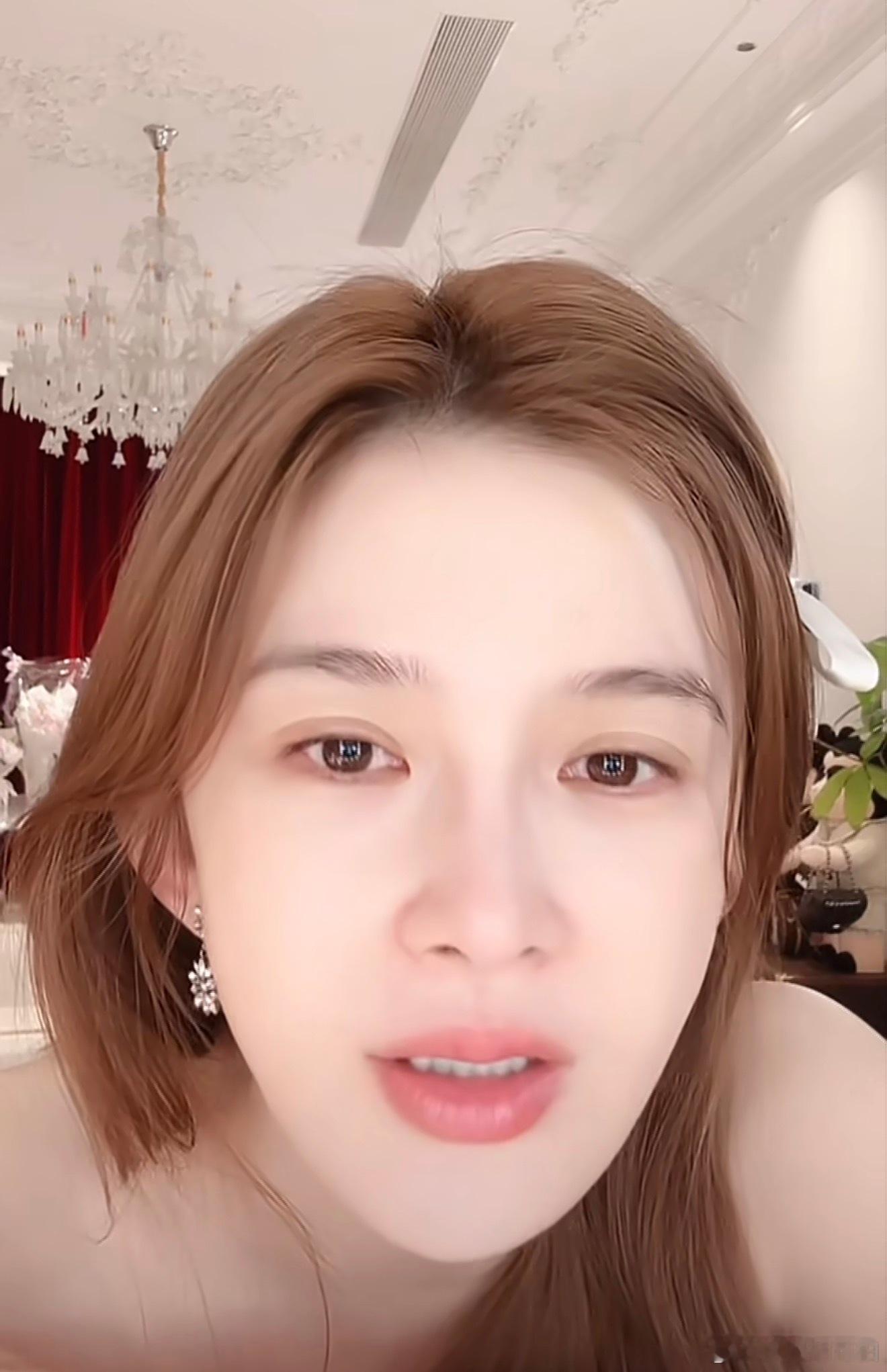 赵樱子称她之前拍戏外景脸被暴晒的煎熬，叠加前任分手的双重打击，那段至暗时刻里，是