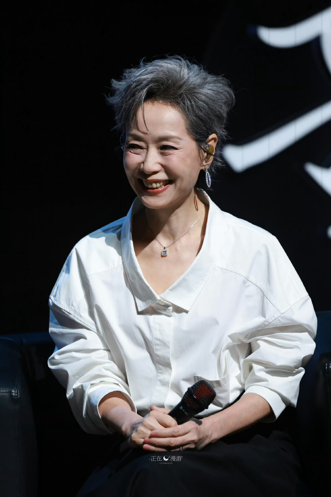 叶童浪姐结束继续破浪叶童这哪里是63岁叶童姐姐63岁还这么能“造”！浪姐下了舞台