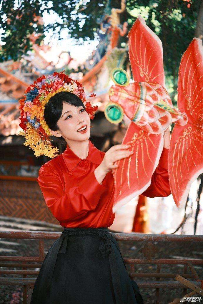 宣璐簪花照宣璐这簪花往头上一插，瞬间就有那种自信从容的美，太有生命力了 