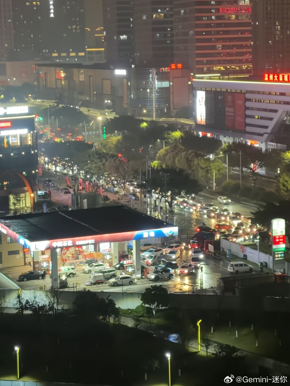 事实证明，在便利和金钱面前，大部分人都选择牺牲便利，而不是牺牲金钱油价一涨，什么