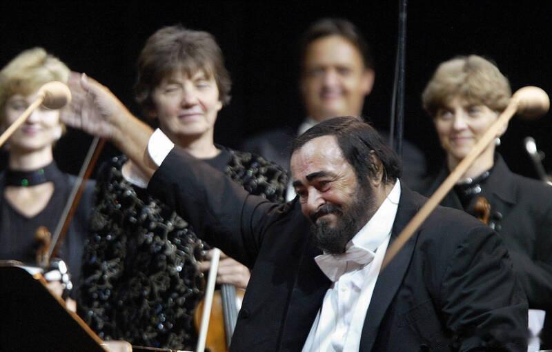 【滑冰场旁跟帕瓦罗蒂铜像“high five”？意大利市长道歉：无意不敬】海外新