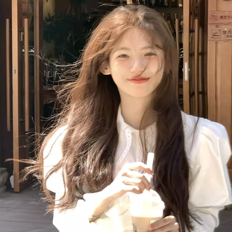 阳光下的少女，手持奶茶，笑靥如花少女感笑容 少女感微笑女孩 少女的笑容 秋日少女