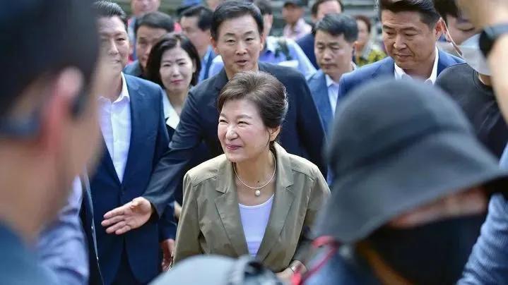 韩国前总统朴槿惠出狱后最新情况

果然是人逢喜事精神爽，朴槿惠一下出狱后整个人的