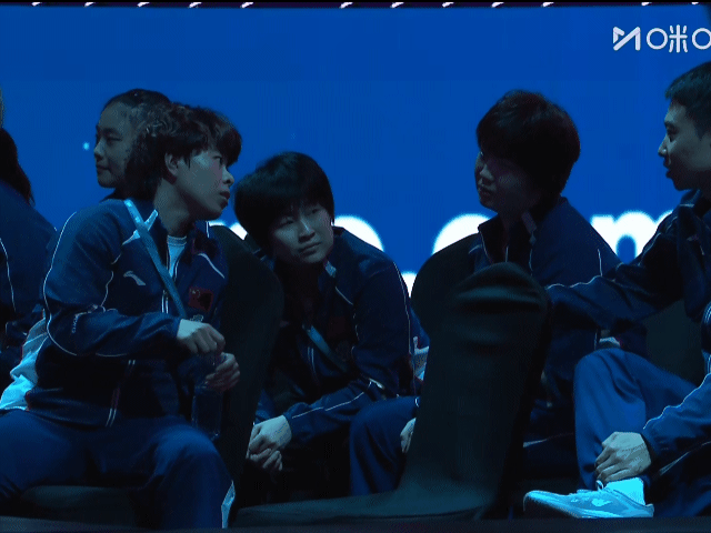 王曼昱与申裕斌比赛的时候，
王艺迪在台下干什么呢？
网友说看动作像是在炒饭，哈哈