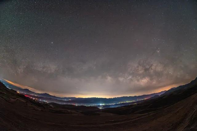 ✨今晚9点抬头看天！东方夜空即将上演震撼一幕——角宿星从地平线探出龙首，宣告蛰伏