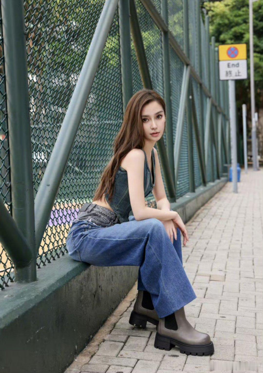杨颖牛仔背心图，身材好棒。 ​​​
