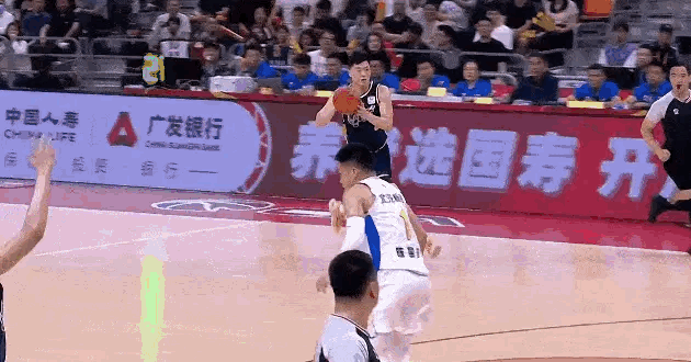 张浩嘉这球真让人笑话，完全空篮没放进

广东男篮大比分领先，张浩嘉可能觉得没意思