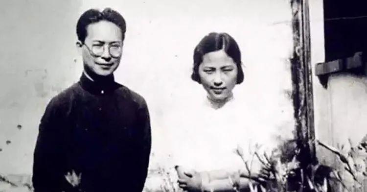 沈从文出轨时，张兆和在异地一个人带两个娃。

就不提张兆和从大小姐为了真爱落入俗