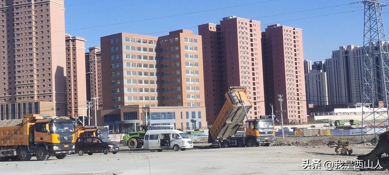 实拍！酉众合场站水稳层摊铺中！4.15西延倒计时，西山人坐等发车🚍
 
   