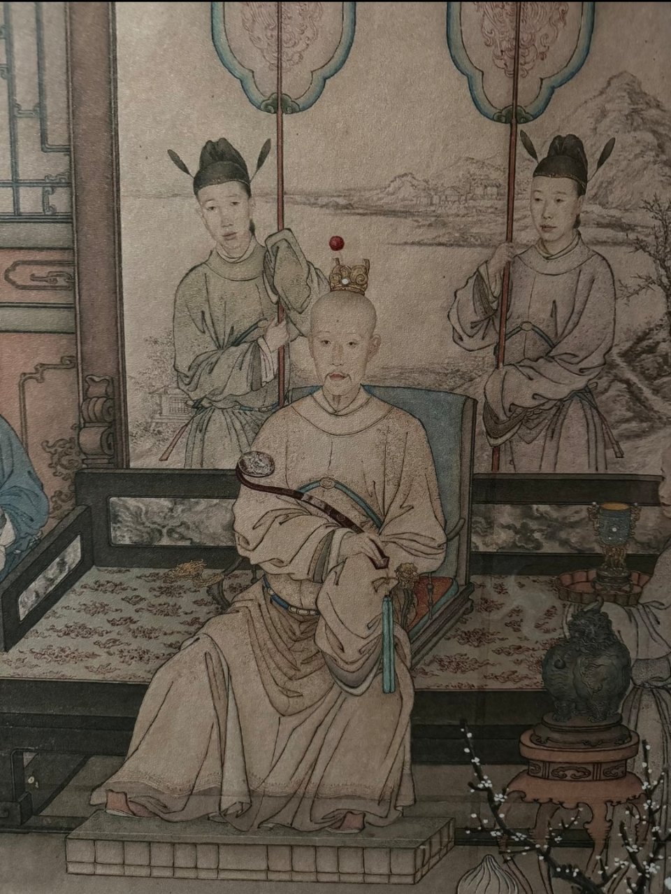 十全老人头上的冠是怎么固定的？总不会是拿胶水粘的吧头剃了，衣冠真的断了，我们多少